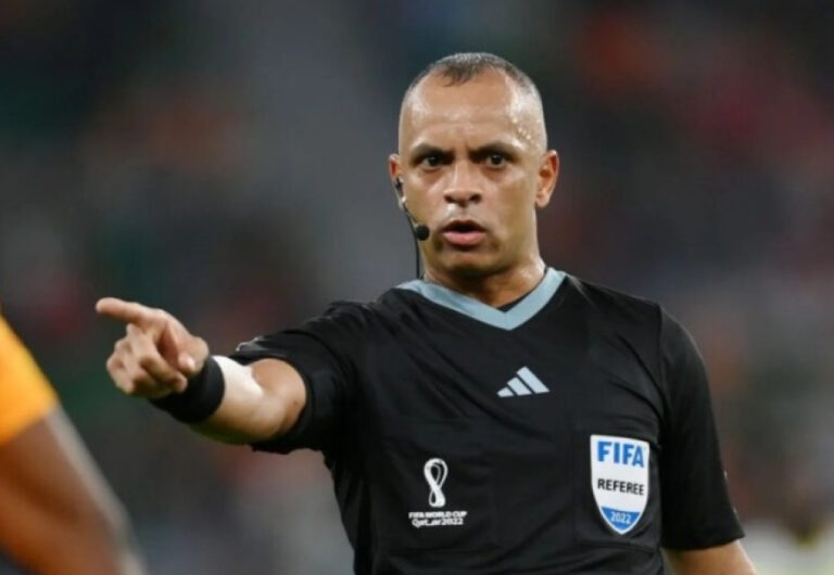 “Unbelievable!”: Juiz brasileiro viraliza ao falar inglês na Copa