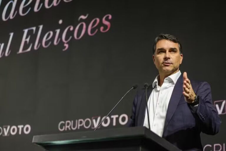 Flávio Bolsonaro ironiza veto a carnes e diz: Problema do Lula que vou resolver