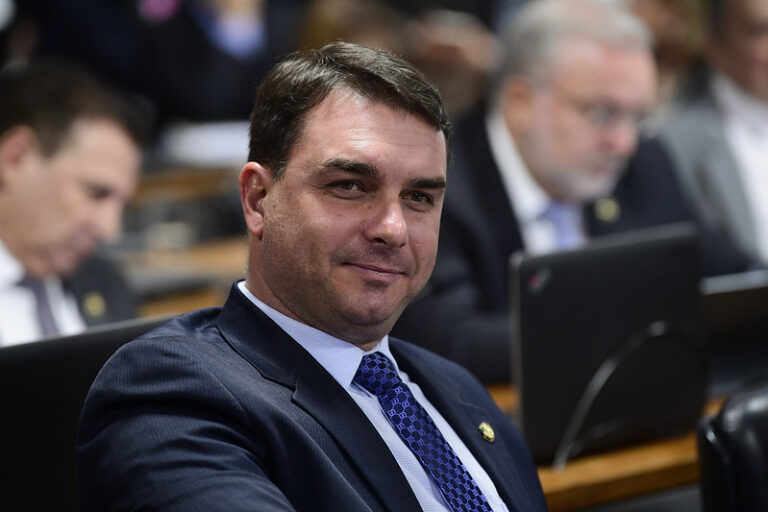 Flávio Bolsonaro aciona STF contra Lula por fala sobre “traidores”