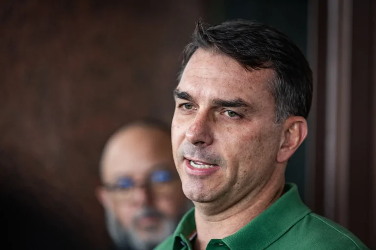 Flávio Bolsonaro pede desculpas após vídeo polêmico de Michelle