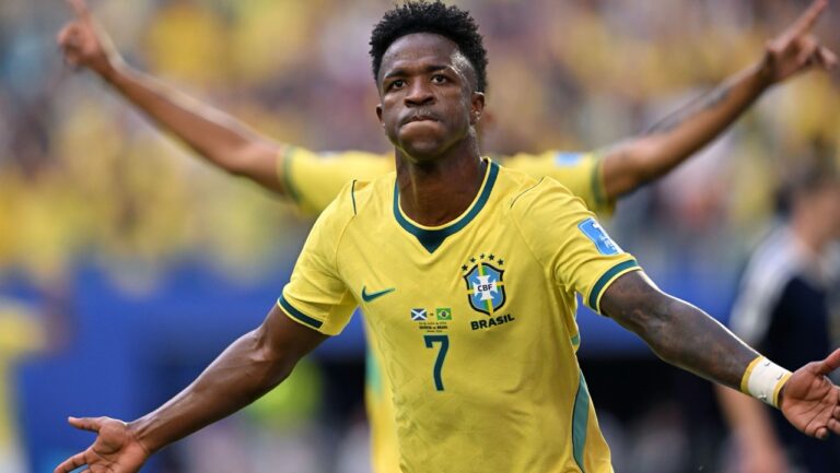 Brasil amassa a Escócia com show de Vini Jr e avança em 1º na Copa