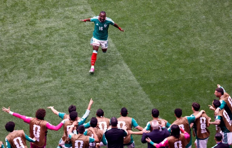 Juiz brasileiro expulsa três e México vence na abertura da Copa