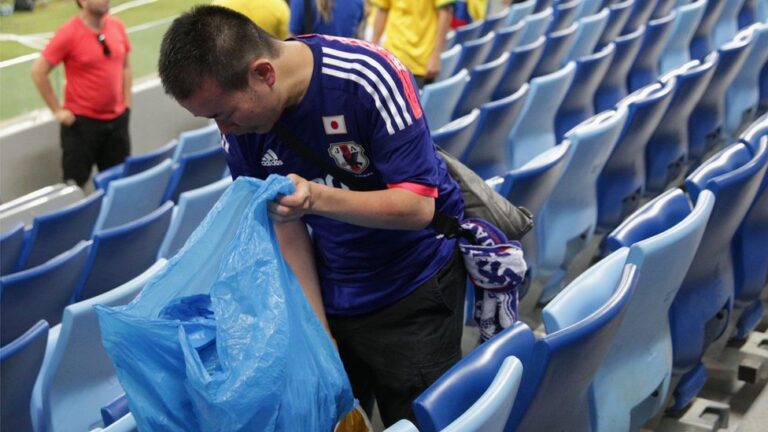 Aula de civilidade: Torcedores Japoneses limpam estádio após jogo de estreia em Dallas
