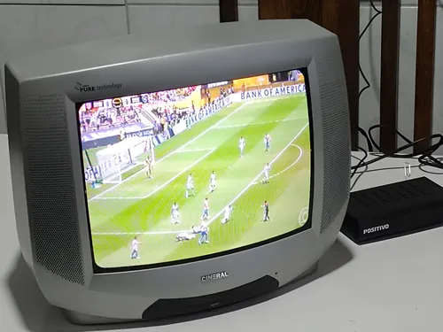 Celular tijolão e TV quadrada: Como era o mundo quando o Brasil a última Copa