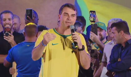 Flávio Bolsonaro vai aos EUA defender o Pix contra ‘tarifaço’ americano