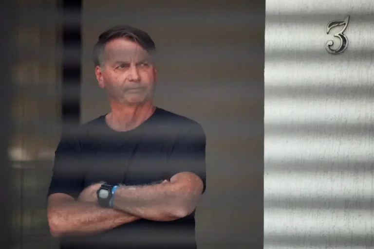Moraes mantém Bolsonaro em prisão domiciliar e dá ultimato de 48h