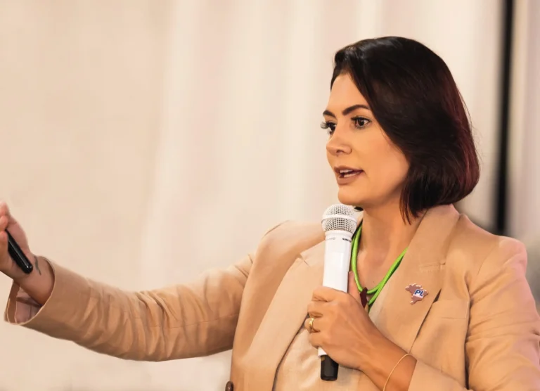 Michelle vira alvo de bolsonaristas após exaltar projeto de Lula