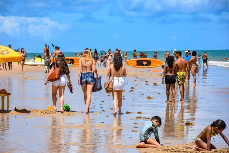 Porto Seguro na Bahia recebe 30 mil estudantes e fatura R$ 110 milhões em julho