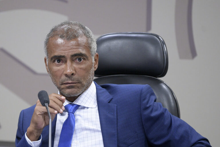 Romário abre mão de salário de R$ 46 mil no Senado durante a Copa