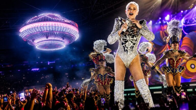 “Último Voo da Nave”: Xuxa emociona multidão na estreia da turnê