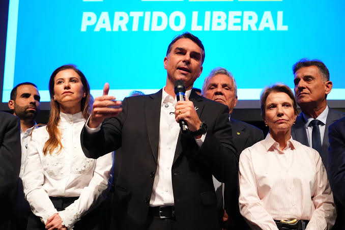 TSE trava candidatura de Flávio Bolsonaro por erro de filiação