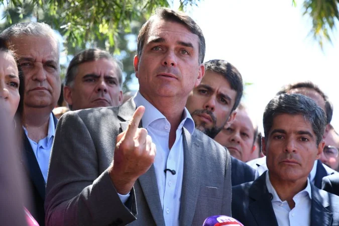 O que Flávio Bolsonaro quer mudar na Constituição se for eleito
